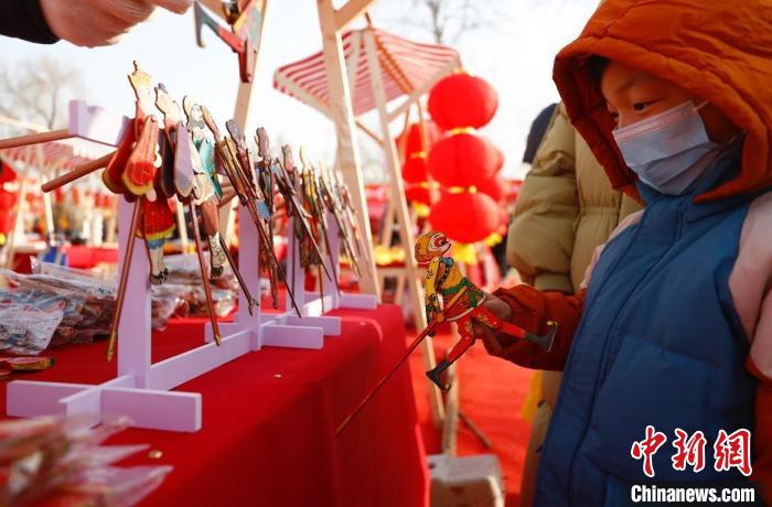 北京消費(fèi)季“2023——年花豐食大集”正月初一在北京世界花卉大觀園開市?！?lt;a target='_blank' href='/'>中新社</a>記者 富田 攝