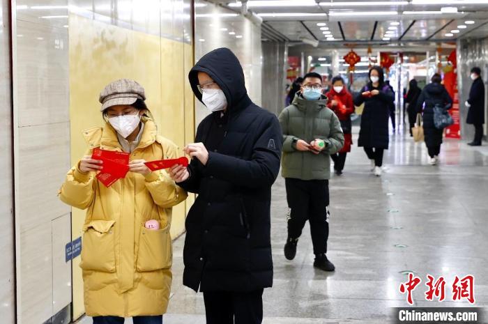 北京市朝陽區(qū)聯(lián)動京港地鐵在14號線九龍山站站廳內(nèi)為地鐵乘客派發(fā)“拜年紅包”。　<a target='_blank' href='/'>中新社</a>記者 富田 攝