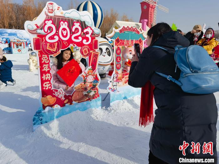 圖為游客在北京陶然亭公園雪場(chǎng)游玩?！”本┦泄珗@管理中心供圖