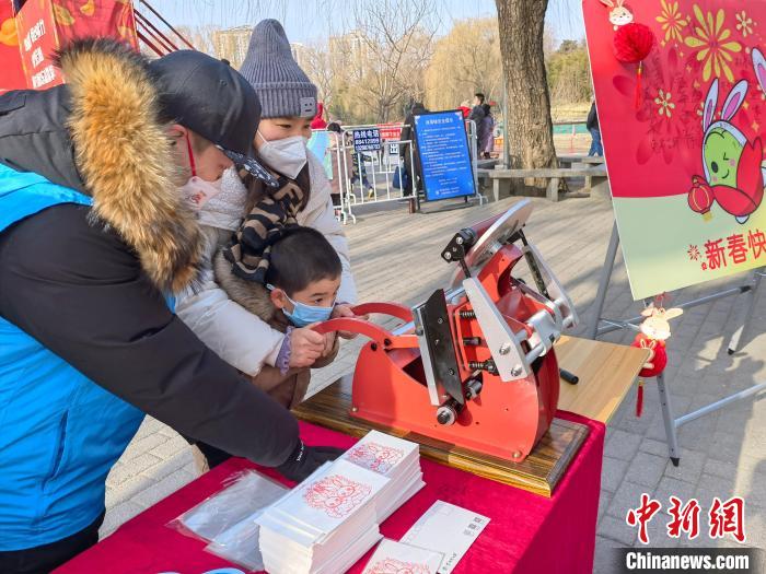 圖為小游客在北京紫竹院公園“雕版刷?！薄！”本┦泄珗@管理中心供圖