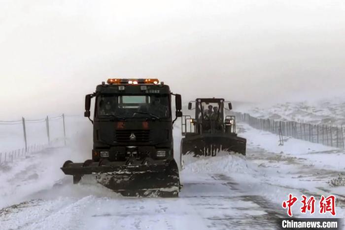 西藏阿里：春節(jié)期間，武警官兵緊急搶通冰雪災(zāi)害道路