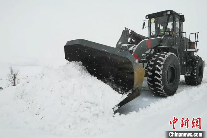 圖為清除積雪?！●T楠 攝