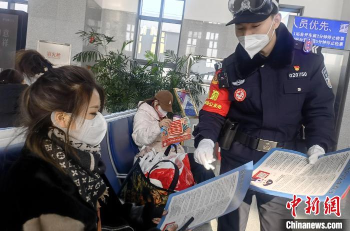 數(shù)萬鐵路民警堅守萬里鐵道，守護萬家平安團圓 公安部鐵路公安局供圖