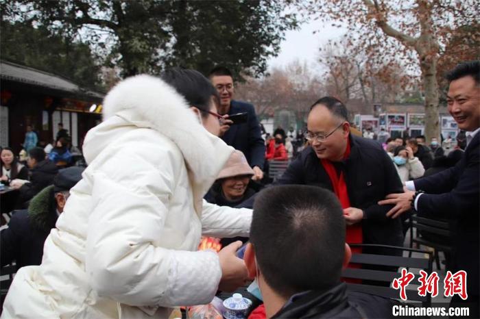 向市民及游客派發(fā)紅包，賜福送祝福?！垥詵| 攝