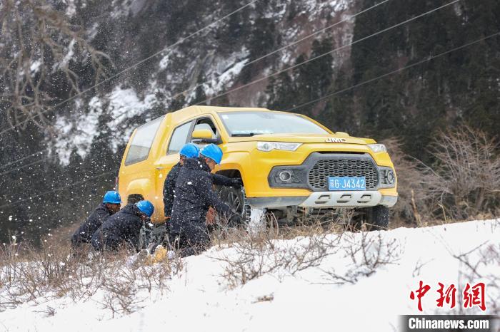 （新春走基層）西藏波密：風(fēng)雪電力巡線人