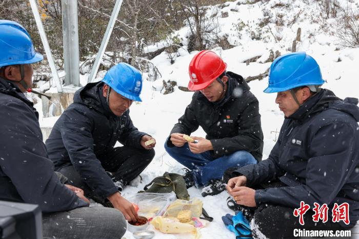 隊員們在林海雪原中吃簡易午餐?！±顤|淮 攝