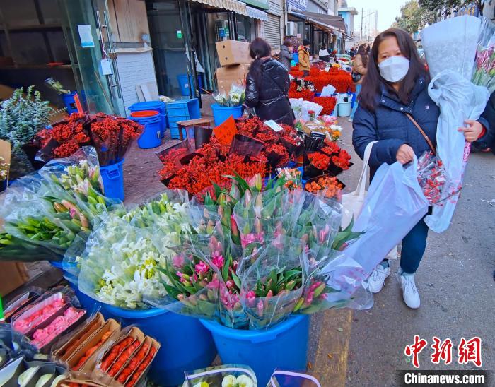 圖為民眾購得鮮花滿懷?！钣㈢?攝