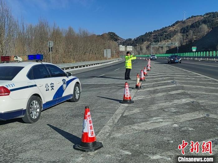 山西高速交警在滄榆高速五臺(tái)山景區(qū)收費(fèi)站主線路面實(shí)施車輛分流?！∩轿鞲咚俳痪?攝