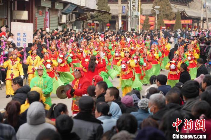 風(fēng)行于山西的傳統(tǒng)民俗活動(dòng)“跑竹馬”?！∥淇〗?攝