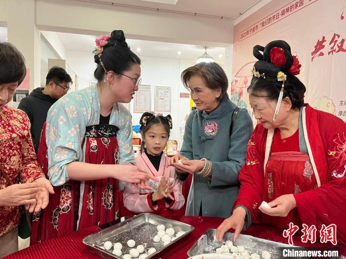 在甬臺(tái)胞制作湯圓。　徐鑫供圖