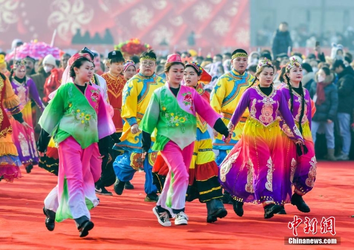 烏魯木齊傳統(tǒng)民間社火巡游 紅紅火火鬧元宵