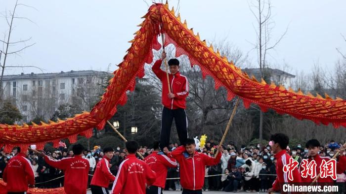 揉花節(jié)目開始前，當?shù)嘏e行了舞龍表演等多項文化演出。　胡銳 攝