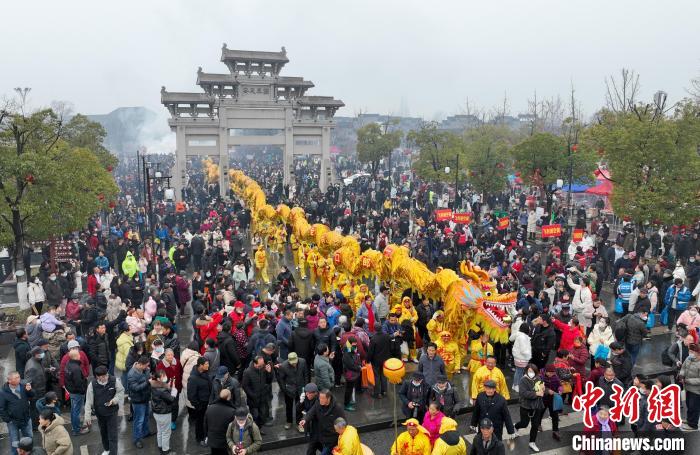 2月6日，文藝表演隊(duì)伍從全椒縣太平橋上經(jīng)過(guò)。(無(wú)人機(jī)照片) 沈果 攝