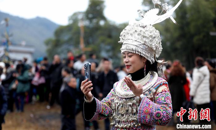 一名苗族姑娘在古龍坡會(huì)上直播?！●麘c和 　攝