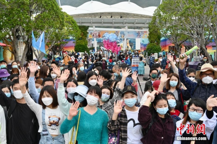 資料圖：圖為內地旅行團高興揮手前來香港海洋公園游玩。李志華 攝