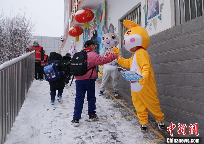 圖為昆侖路小學(xué)學(xué)生與“歡迎兔”互動(dòng)?！●R銘言 攝