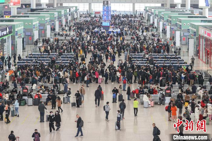 圖為江西南昌西站，不少旅客在候車大廳內(nèi)候車。　劉力鑫 攝