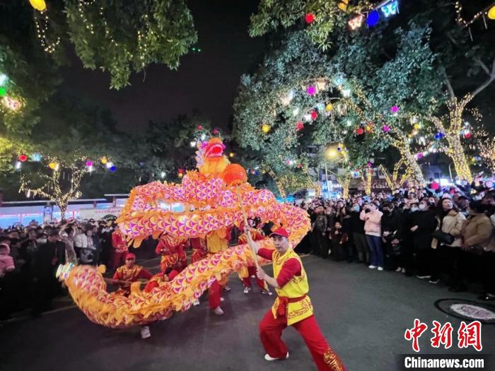 舞龍表演。　周思穎 供圖