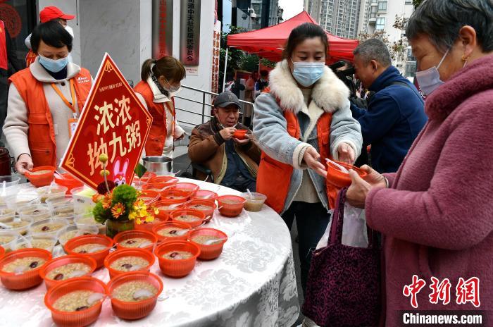 圖為活動(dòng)上志愿者為社區(qū)老人派粥?！埍?攝