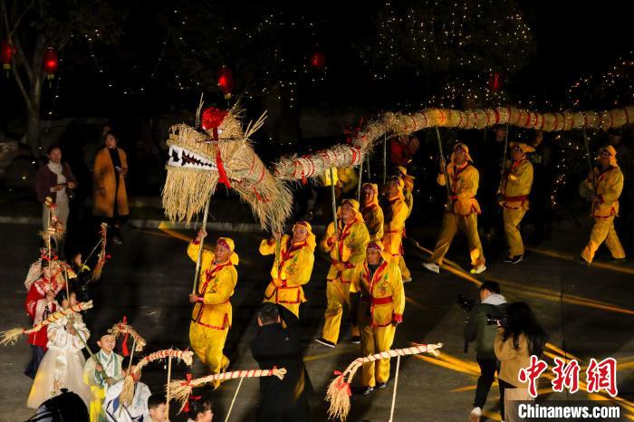 2月17日，安徽省黃山市徽州區(qū)，村民正在表演非遺民俗“蜀源草龍”?！∈﹣喞?攝