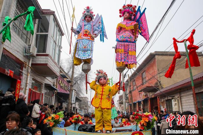 河南安陽(yáng)殷都古廟會(huì)傳承千年非遺“抬閣”