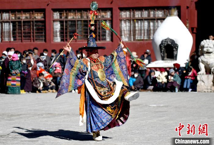 2月19日，楚布寺僧人參加跳神活動(dòng)。　李林 攝