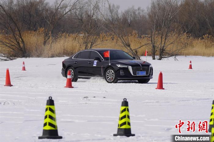 在冰雪路面競(jìng)技的參賽車輛 孫漢侖 攝