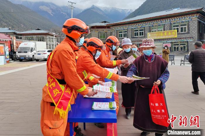 向民眾宣傳森林防火。　扎西羅布 攝