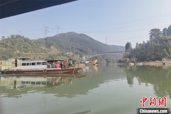 賀州市八步區(qū)民眾乘船經(jīng)過步頭大橋。　賀州市委宣傳部供圖