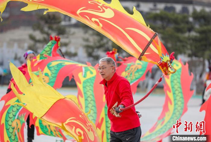 龍隨人舞，人在龍中。　侯虓 攝