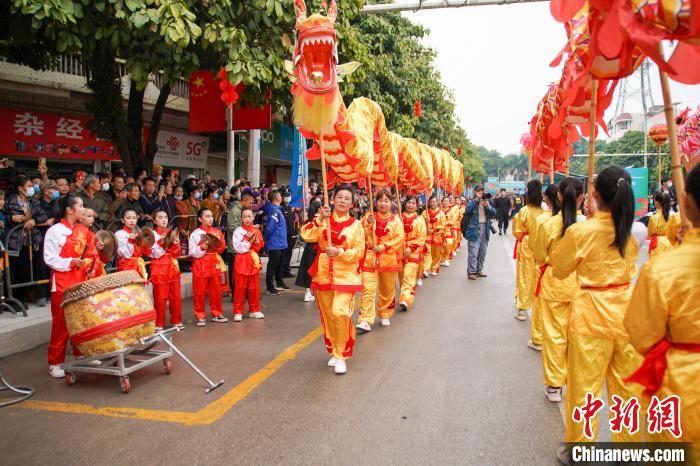 圖為民眾舞動(dòng)長(zhǎng)龍?！￡惞谘?攝