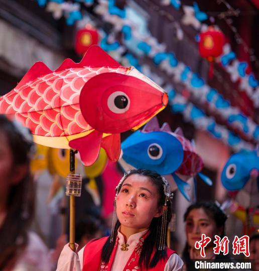 安徽省宣城市宣州區(qū)水東鎮(zhèn)古鎮(zhèn)老街上，漢服愛好者身著傳統(tǒng)服飾，手持自制傳統(tǒng)魚燈走街串巷?！±顣约t 攝