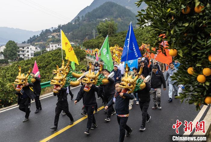 “二月二·龍?zhí)ь^”三峽庫區(qū)秭歸賽龍舟