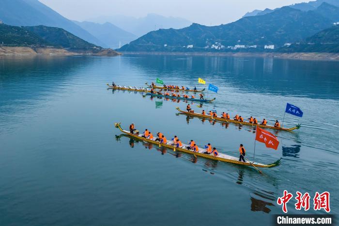 龍舟似蛟龍出水，劈波斬浪 鄭家裕 攝