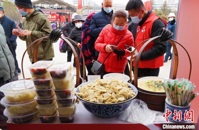 圖為民眾排隊(duì)購買青海特色美食釀皮?！●R銘言 攝