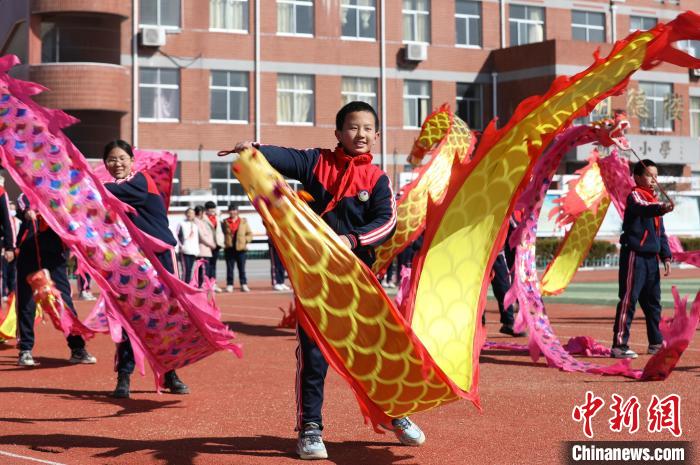 臨沂市沂南縣湖頭鎮(zhèn)中心小學(xué)的學(xué)生在表演舞龍慶“二月二”?！《抨泡?攝