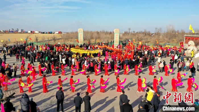 濰坊市濱海區(qū)渤海萊州灣畔，數(shù)萬名漁民、鹽民、居民和游客匯集于此，自發(fā)組織祈?；顒蛹腊蔟埻鹾望}神管仲?！≡瑥┛?攝