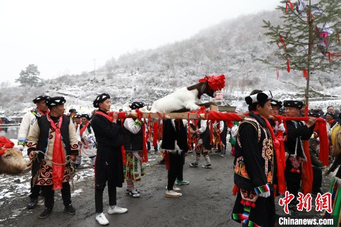 祭祀隊伍前往祭祀現(xiàn)場。　唐彬 攝