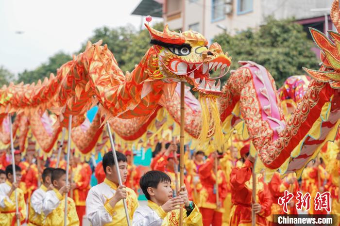 圖為民眾舞動(dòng)長(zhǎng)龍?！￡惞谘?攝