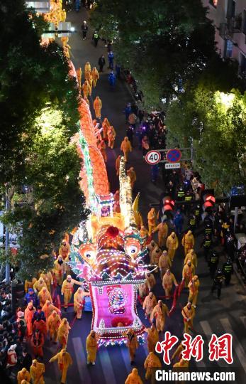 圖為：“大龍”夜間巡游吸引民眾觀看?！≈芸平?通訊員) 攝