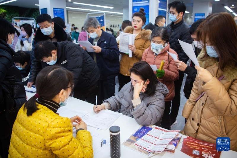 2月17日，在招聘會現(xiàn)場，求職者們在等待咨詢。新華社記者伍志尊 攝