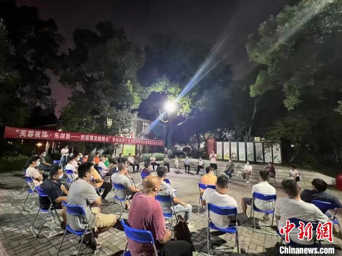 芙蓉區(qū)東湖街道搭建“東湖夜話——把話筒交給群眾”模式。　孔亞超 攝