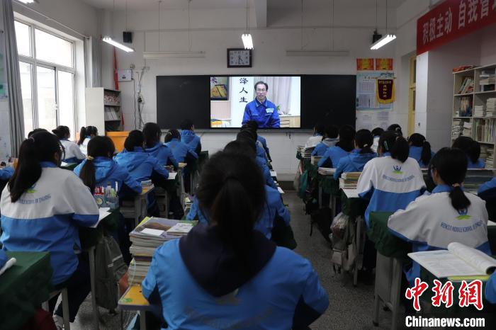 甘肅靜寧五旬農(nóng)民工錄“云課堂”：用“詩詞歌賦”講給學生聽