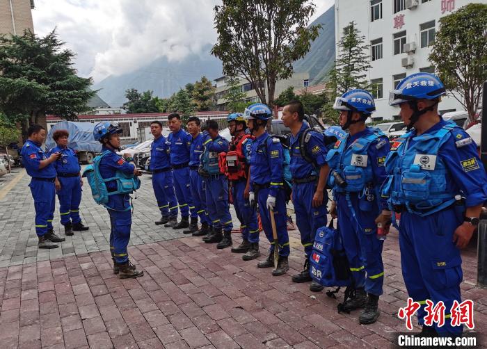 圖為2020年8月隴南文縣暴洪泥石流發(fā)生后，曹磊帶隊準(zhǔn)備前往舍書鄉(xiāng)勘查受災(zāi)情況。(資料圖) 受訪者供圖