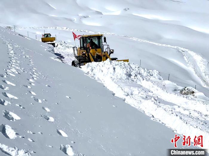 西藏阿里多地降雪公路養(yǎng)護(hù)部門(mén)全力保通