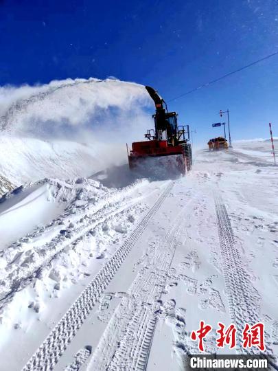 圖為阿里地區(qū)境內(nèi)降雪，公路養(yǎng)護(hù)段工作人員保通作業(yè)。　阿里公路事業(yè)發(fā)展中心養(yǎng)護(hù)段供圖