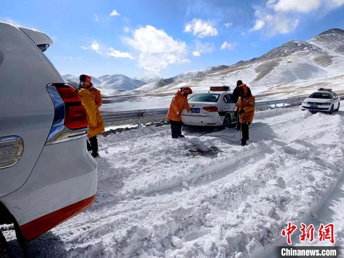 圖為阿里地區(qū)境內(nèi)降雪，公路養(yǎng)護(hù)段工作人員保通作業(yè)?！“⒗锕肥聵I(yè)發(fā)展中心養(yǎng)護(hù)段供圖