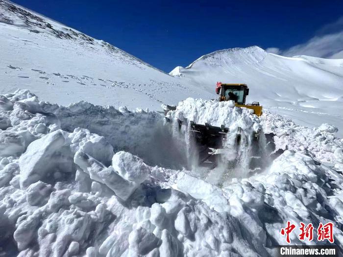 圖為阿里地區(qū)境內(nèi)降雪，公路養(yǎng)護(hù)段工作人員保通作業(yè)?！“⒗锕肥聵I(yè)發(fā)展中心養(yǎng)護(hù)段供圖