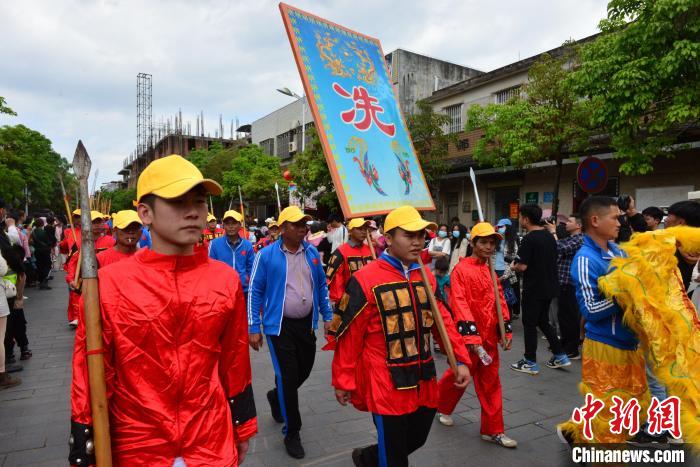 2月28日，?？谫蛉宋幕?jié)活動現(xiàn)場，村民“裝軍”巡游?！×栝?攝