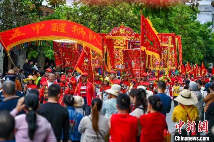 ?？诿癖姟把b軍巡游”鬧軍坡祭祀“嶺南圣母”冼夫人